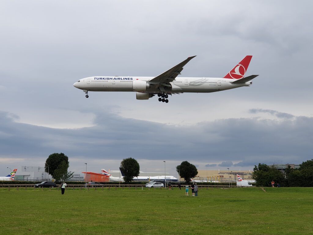 Planespotting Turkish Airlines B777 Landing at Heathrow