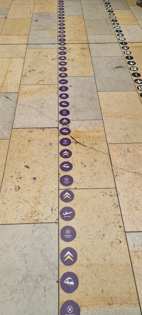 Signs to the train 