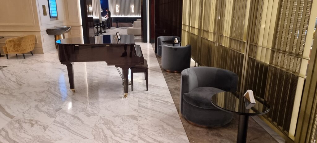 The pearl lounge piano