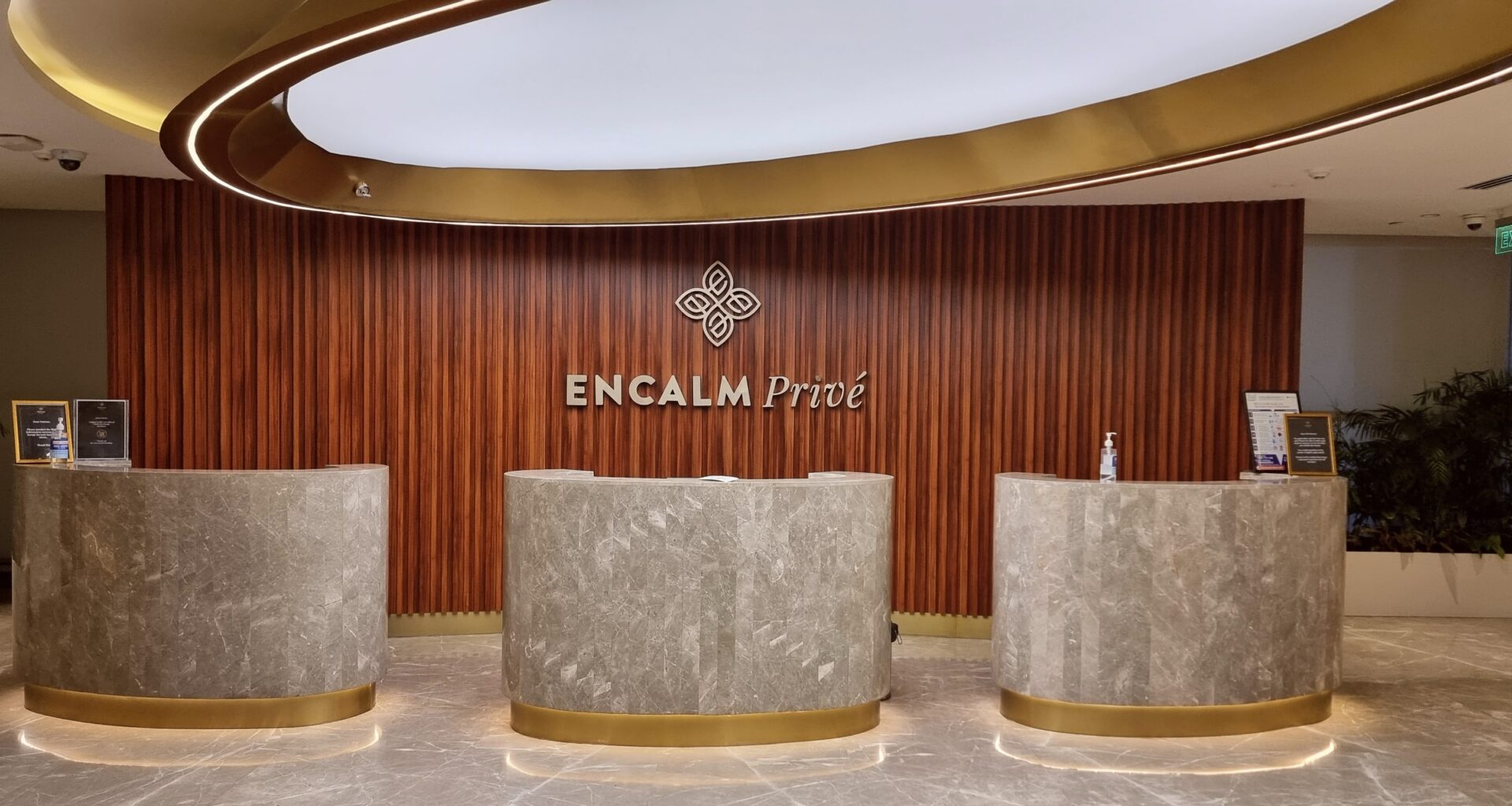 Reception desk at the Encalm Privé lounge DEL airport