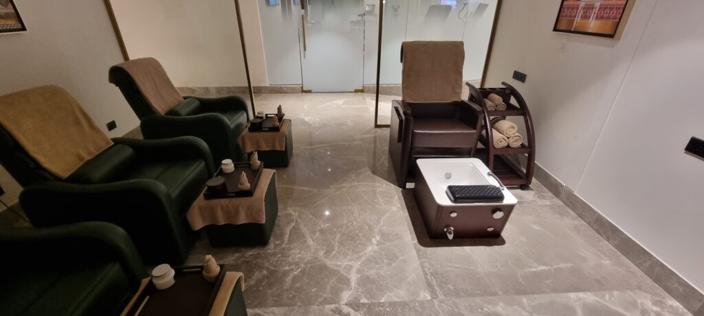 a room with chairs and a bathtub Encalm Privé lounge Delhi spa