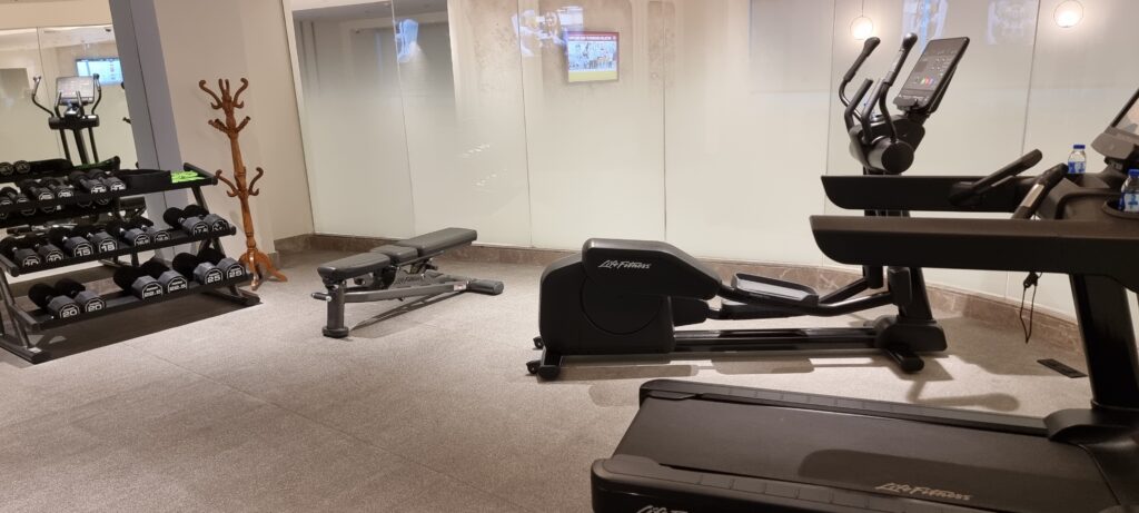 a gym with exercise equipment Encalm Privé lounge Delhi